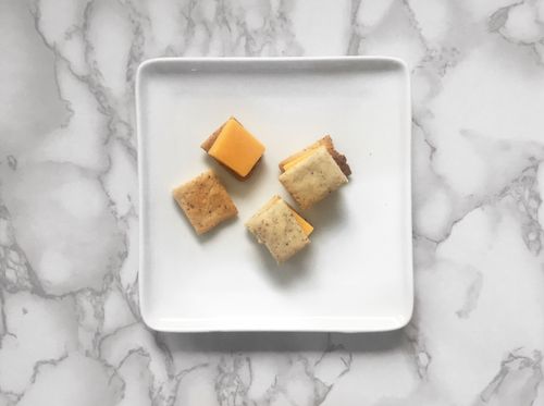 QUESO Y GALLETAS